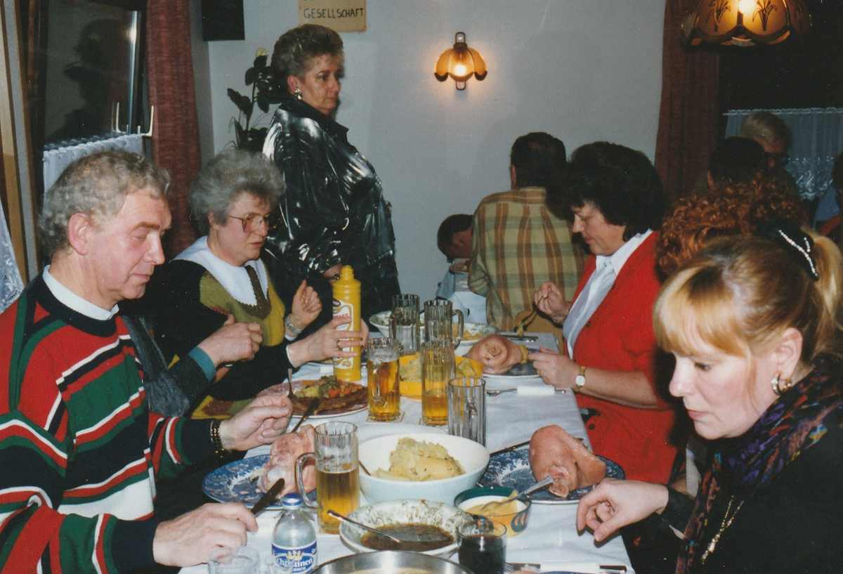 Eisbeinessen im Vereinshaus